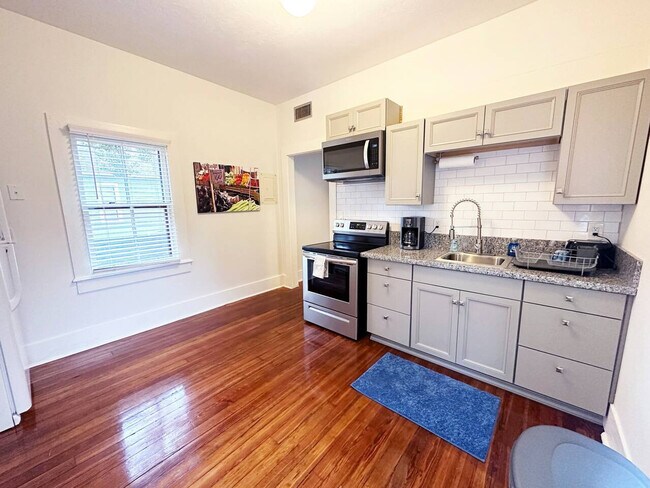 Building Photo - 205 SE 7th St