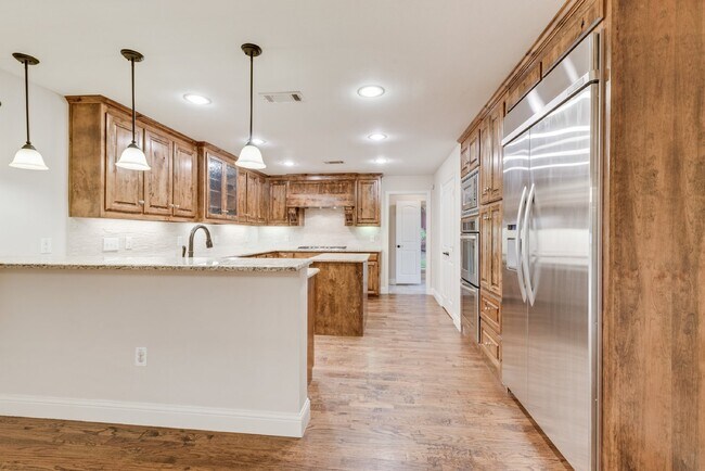 Building Photo - Spacious Elegance 5-Bed, 4.5-Bath Home with outside oasis