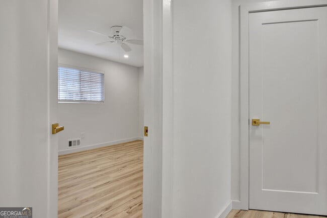 Building Photo - 183 Pine St NE