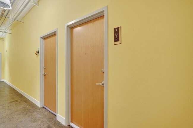 Building Photo - 10th Street Lofts