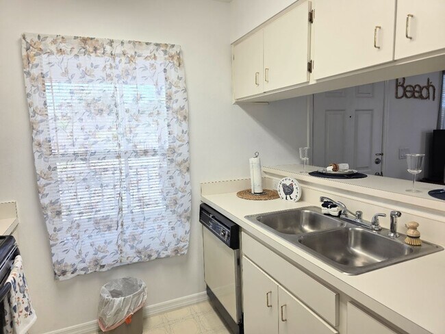 Building Photo - Charming 1-bedroom, 1-bath second-floor condo available NOW!