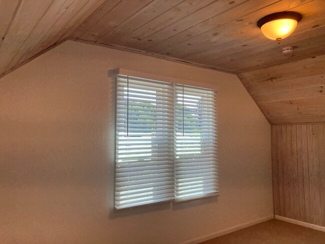 Building Photo - Charming Three Bedroom Home in Central Salem