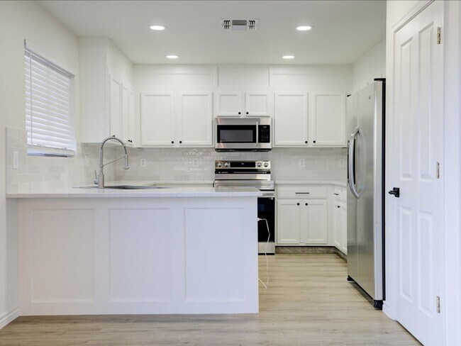Building Photo - ** WOW $500.00 OFF FIRST FULL MONTHS RENT ...