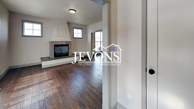 Building Photo - Spacious 4-bedroom home with fully equippe...