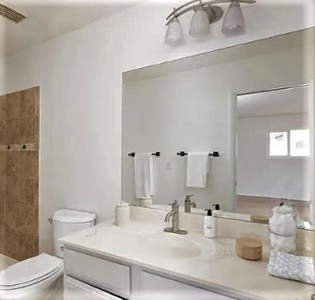 Building Photo - Upgraded townhome in central location !