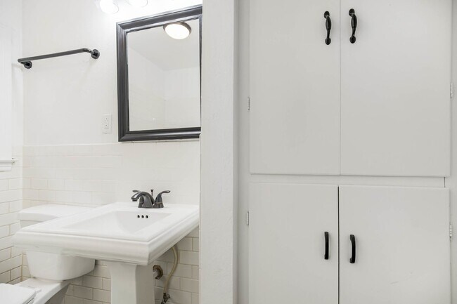 Building Photo - Charming 4-Bedroom Home in Kansas City, MO...