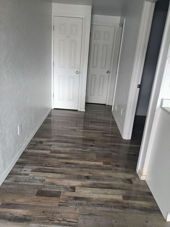 Building Photo - Newly remodeled 2 bed apartment ready for move in