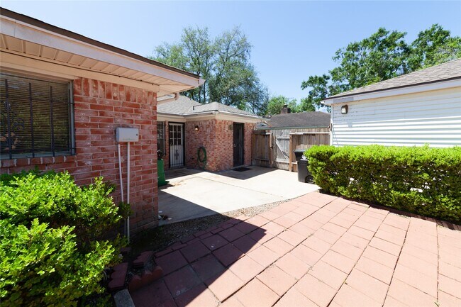 Building Photo - 8826 Roos Rd