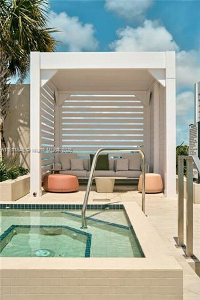 Building Photo - 300 Biscayne Blvd Way