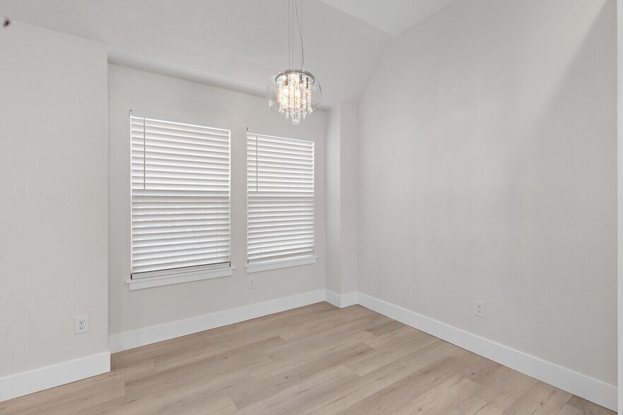 Building Photo - 1735 Woodridge Dr