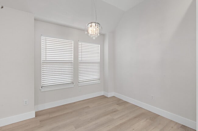 Building Photo - 1735 Woodridge Dr