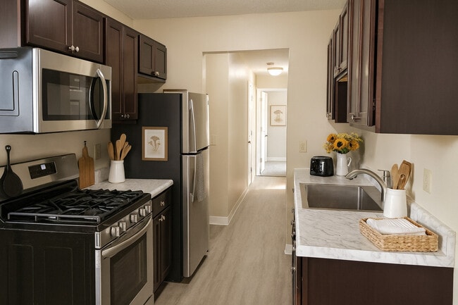 Building Photo - Twin Lakes Apartments