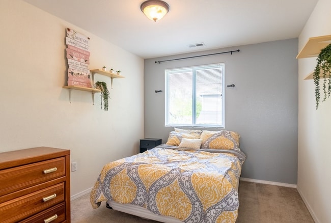 Building Photo - Large 4 Bedroom 2 Bathroom Pet Friendly Home