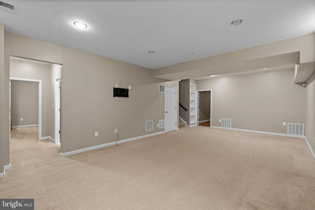 Building Photo - 920 St Martins Loop