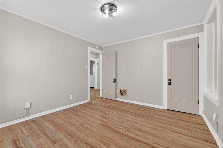 Spacious bedroom with great natural light and closet space - 5185 Goethe Ave