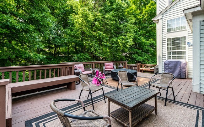 Building Photo - Spacious 5-Bed Home with In-Law Suite, Fin...