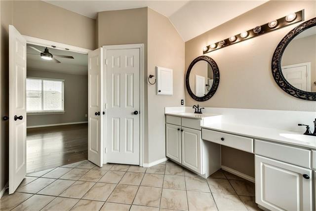 Building Photo - 1439 Royal Oaks Dr