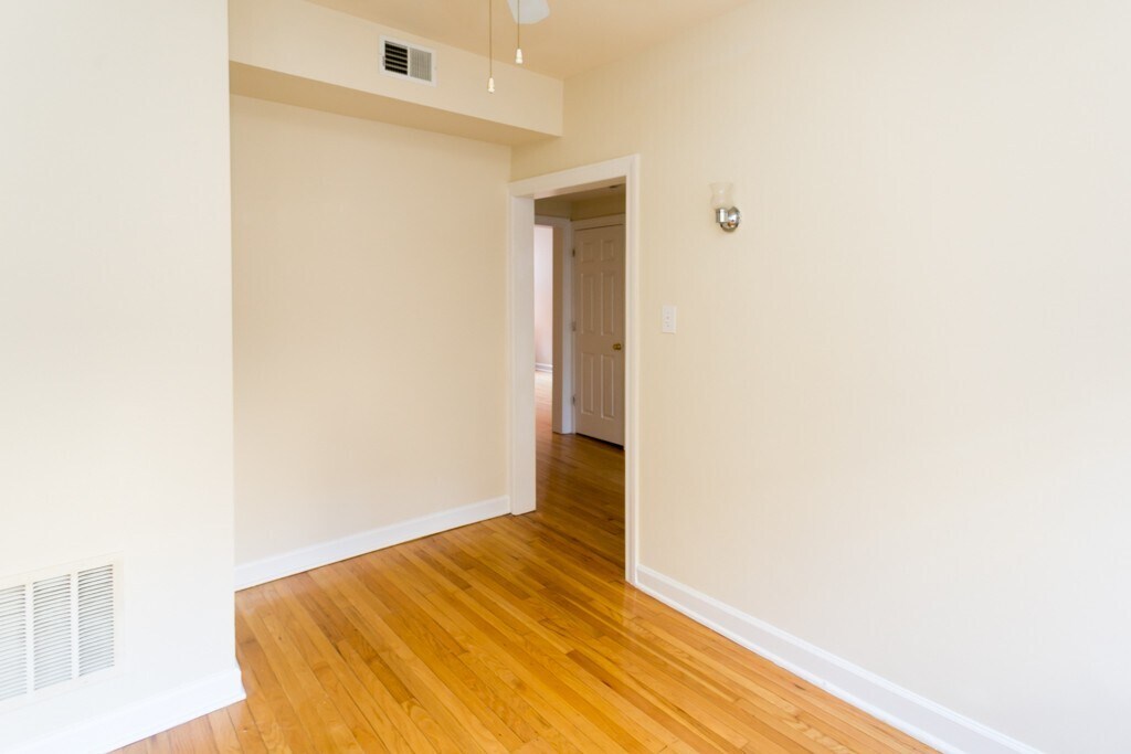 Building Photo - 559 W Aldine Ave