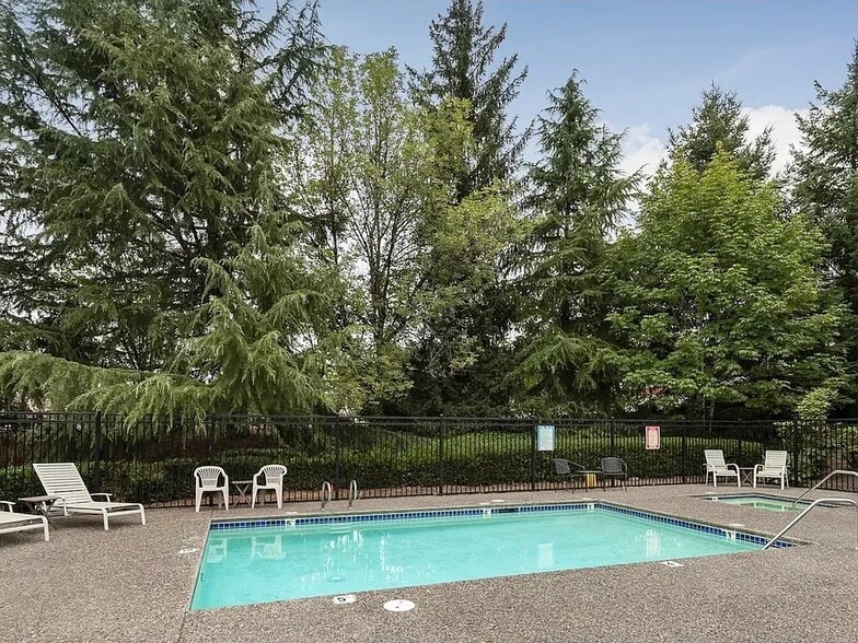 swimming pool & jaccuzi - 7929 SW 40th Ave
