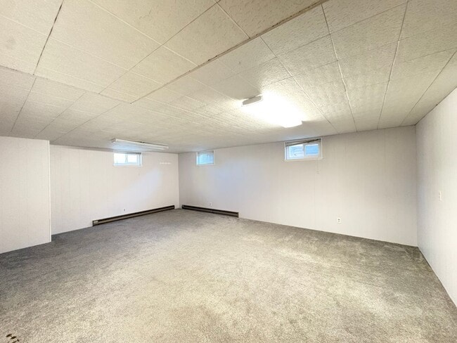 Building Photo - 437 Circleway Dr