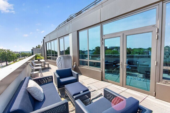 Building Photo - Stunning 2BR/2BA Luxury Condo // Capitol Hill Views // Garage Parking included