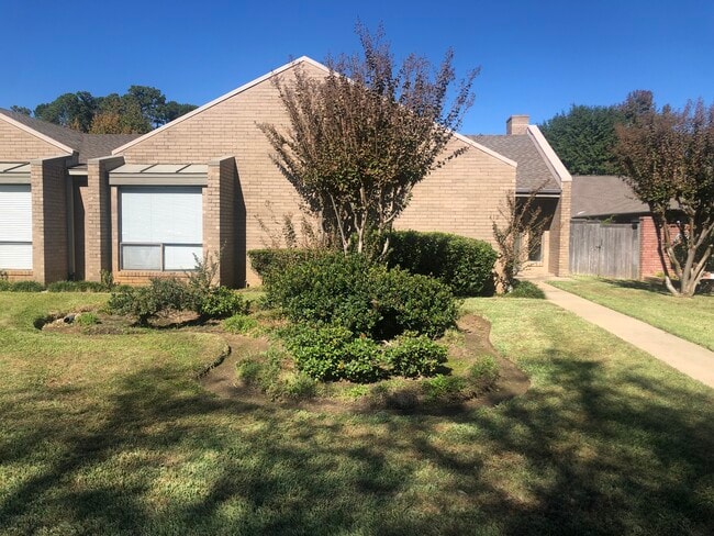 Building Photo - 412 Hampton Ct