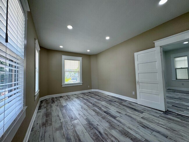 Building Photo - 409 S Willow Ave