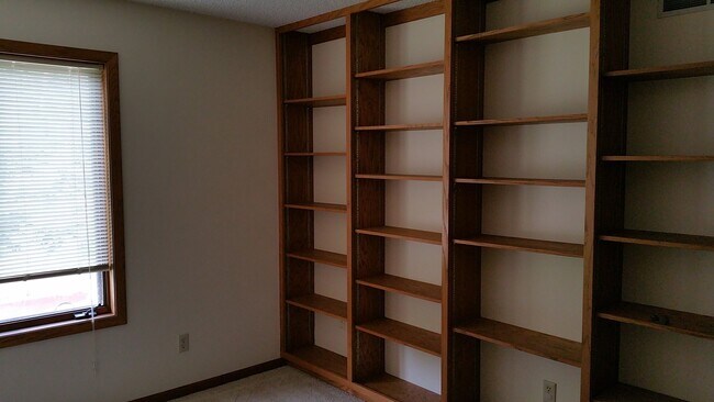 Building Photo - Spacious Four Bedroom House in NE Iowa City Neighborhood