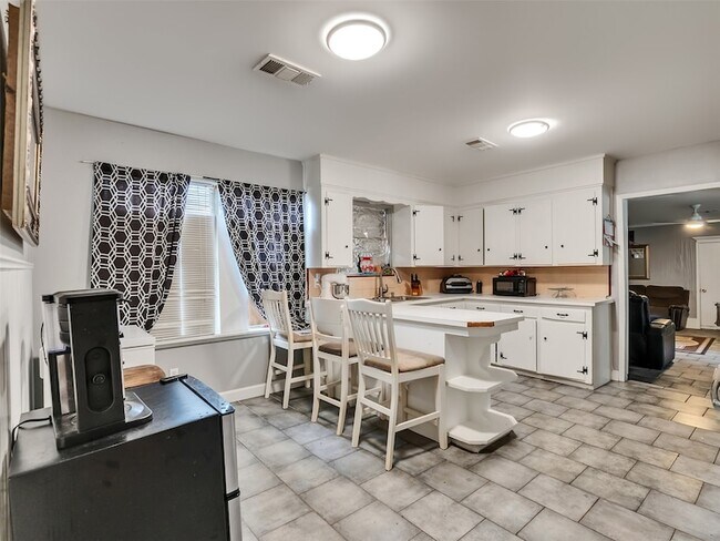 Building Photo - 815 Avenue G