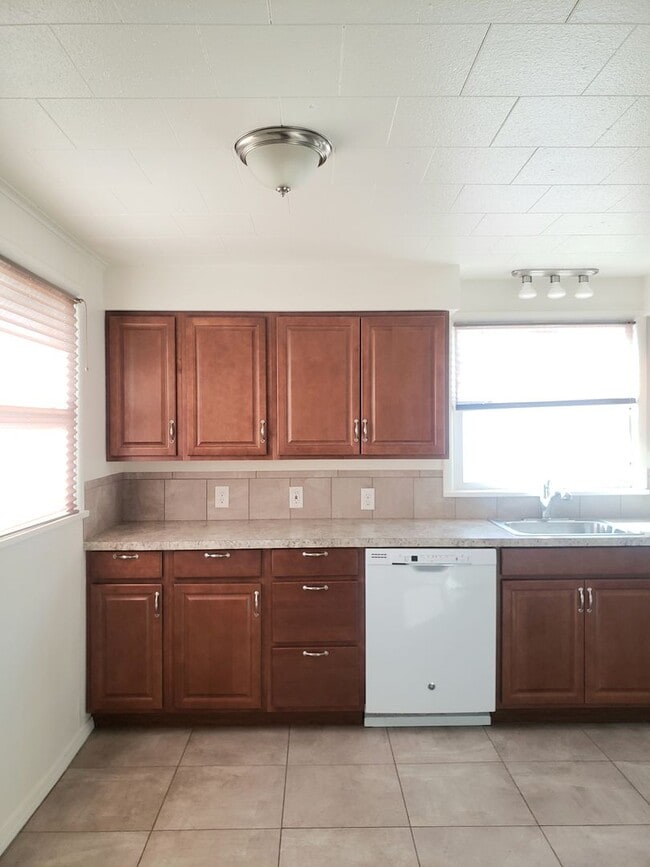 Building Photo - 2+ Bedroom, 2 bathroom Charming Home Avail...