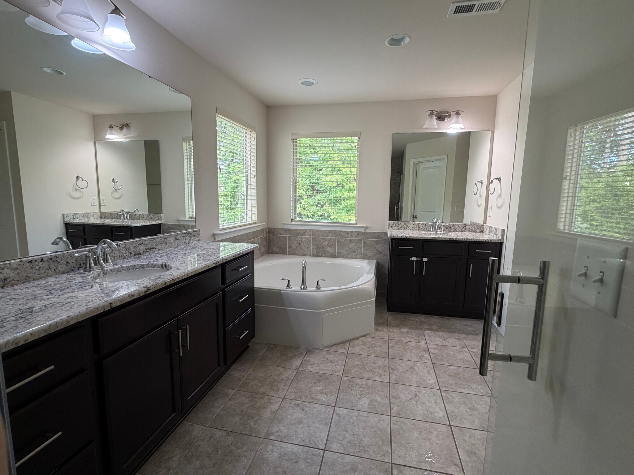 Building Photo - 220 Concordia Woods Dr