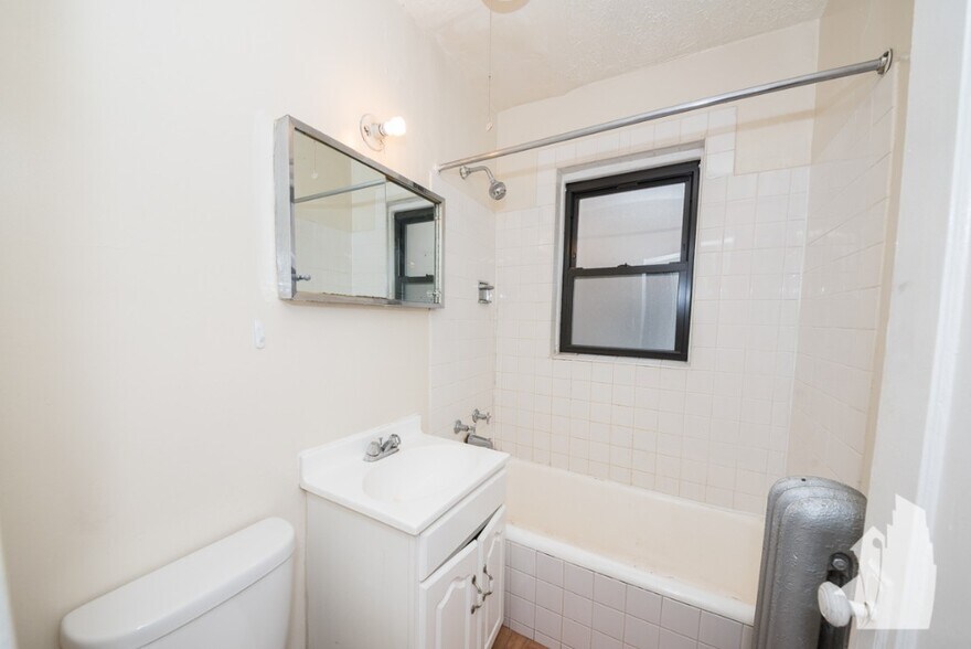 Building Photo - 561 W Cornelia Ave