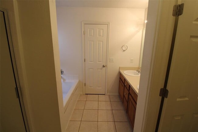 Building Photo - 2821 Edgemere Dr