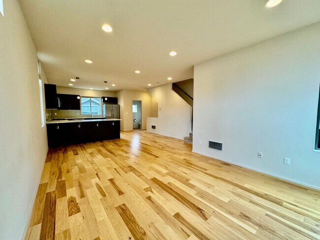 Building Photo - Location! Location! Modern 3 bed, 2.5 bath, Townhome near Greenlake!