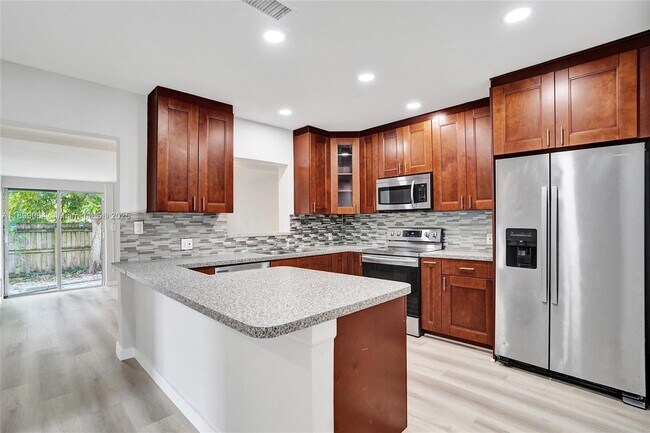Building Photo - 6860 SW 18th Ct