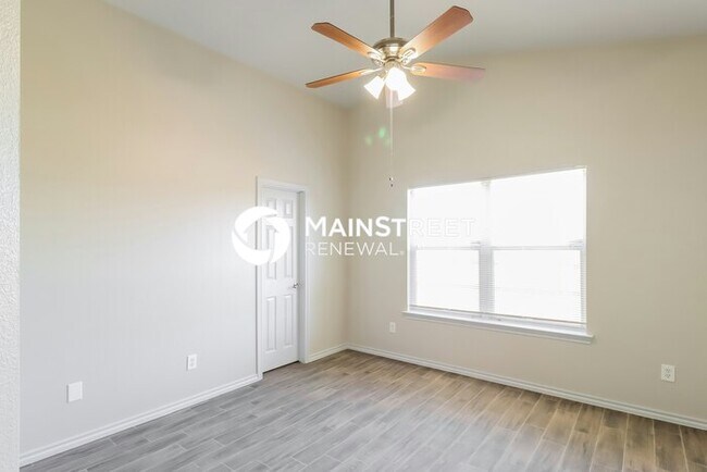 Building Photo - 3 Bedroom Pet-Friendly Home in Fort Worth, TX with Main Street Renewal