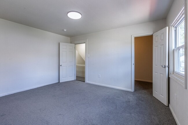 Building Photo - AVAILABLE OCTOBER 15th - Quirky 3+ Bedroom...