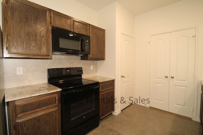 Building Photo - North Killeen 3-Bed Duplex with Modern Tou...