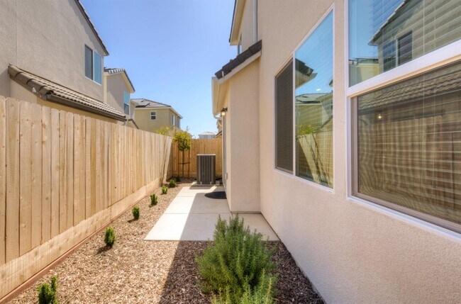Building Photo - 1527 Foxhill Ln