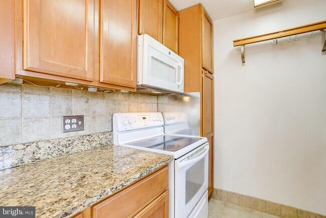 Building Photo - 1716 W Abingdon Dr