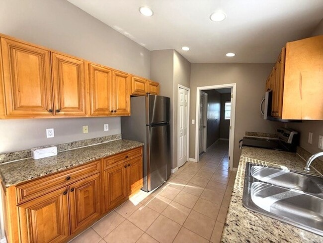 Building Photo - Spacious 3 Bed / 2 Bath Home with Large Ba...