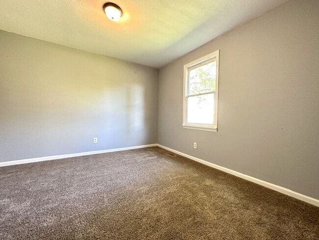 Building Photo - 496 Louisiana Ave. Clarksville, TN 37042
