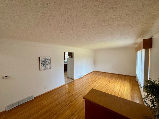 Building Photo - New Kitchen & Flooring! JUST LISTED!