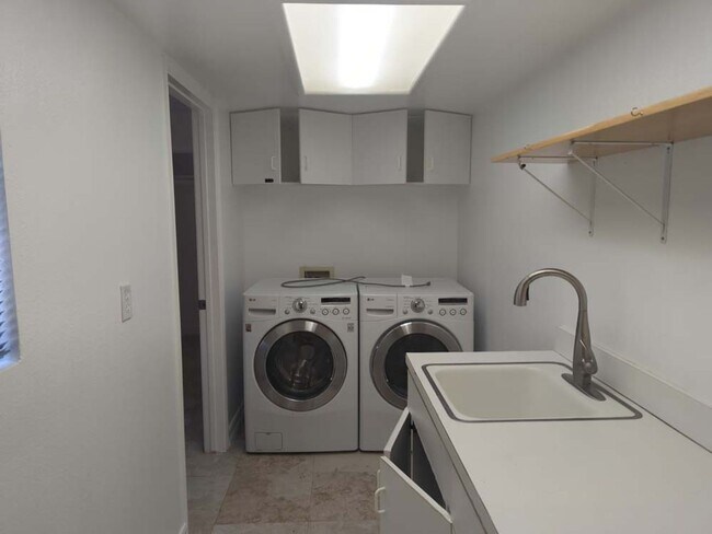 Building Photo - Beautiful and Spacious 4 Bed, 3 Bath Home ...