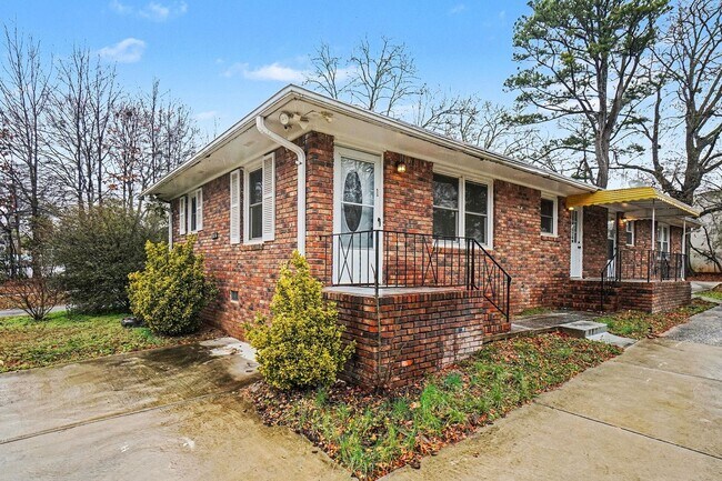 Building Photo - Nice 2BR/1BA Duplex in East Point!
