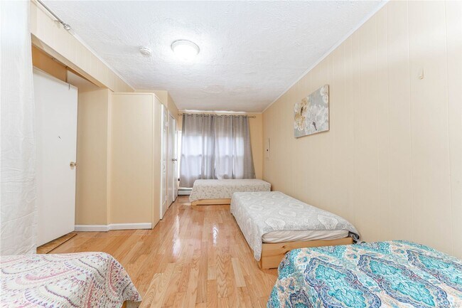 Building Photo - 747 Iris Pl