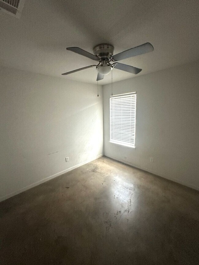 Building Photo - AVAILABLE NOW! (SECTION 8 ACCEPTED)