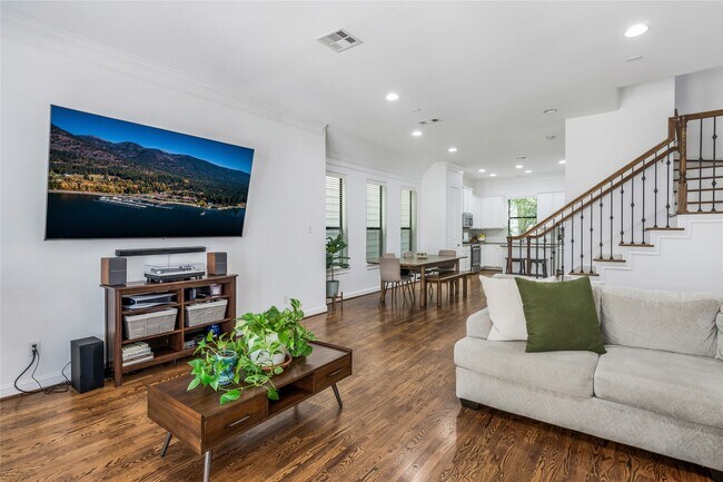 Building Photo - 8817 Lakeshore Bend Dr