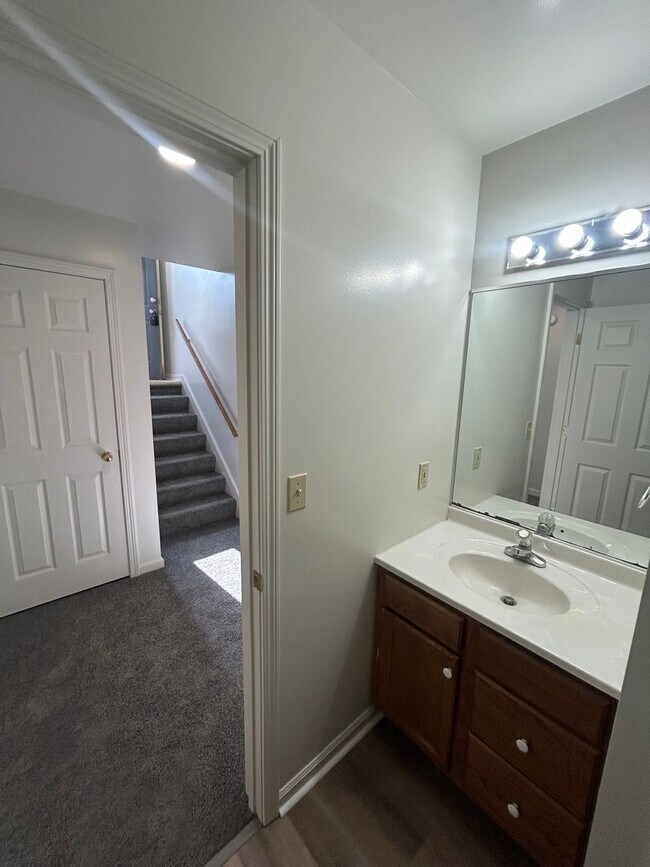 Building Photo - 2 bedroom, 1.5 bath Townhouse style apartm...