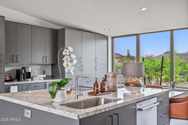 Building Photo - 15212 N Sandy Blf Rd